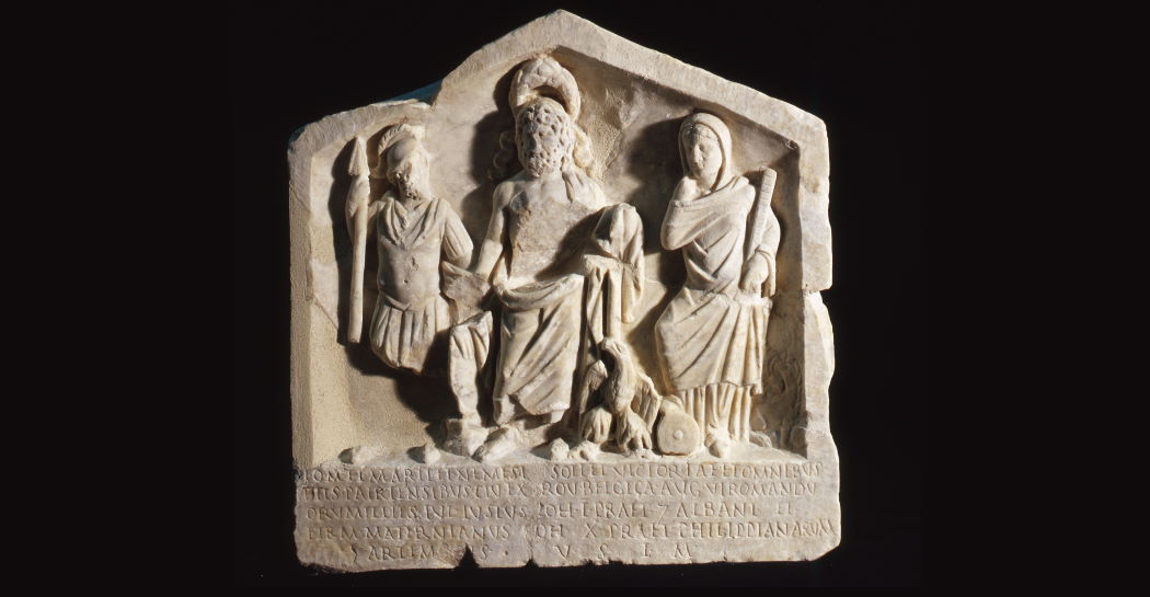 Musei Capitolini, Galleria Lapidaria, Rilievo votivo dedicato da pretoriani della Gallia Belgica. Da Roma, Piazza Manfredo Fanti. 246 d.C. Inv. S 1250, NCE 477 Musei Capitolini, Galleria Lapidaria, Rilievo votivo dedicato da pretoriani della Gallia Belgica. Da Roma, Piazza Manfredo Fanti. 246 d.C. Inv. S 1250, NCE 477