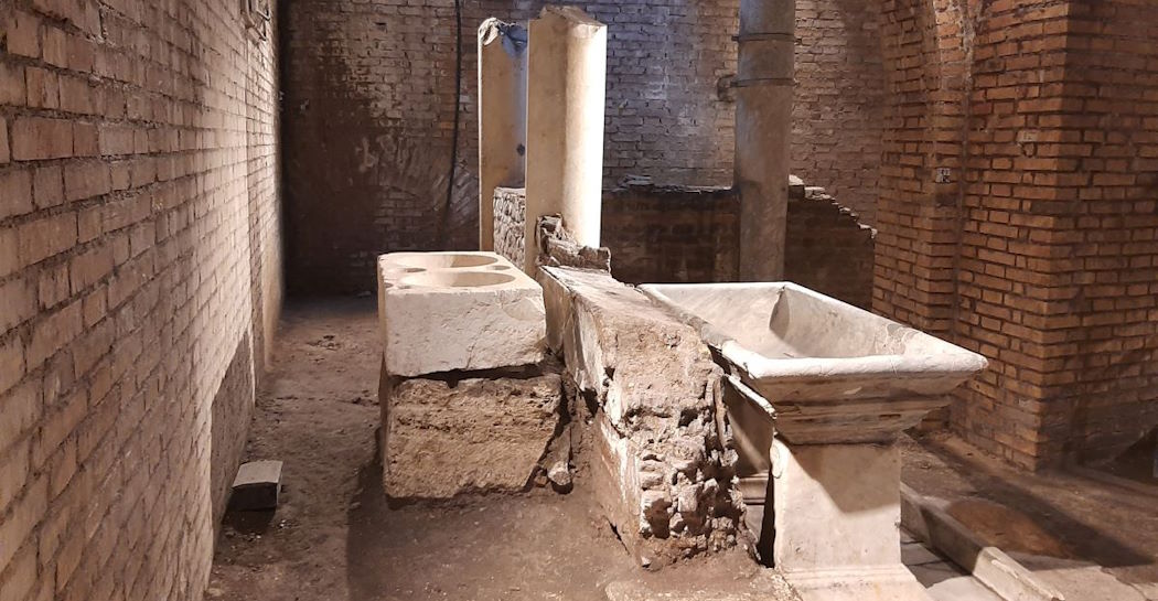 Sotterranei del Museo Barracco, resti di edificio romano-imperiale due colonne in marmo e altri resti di edificio romano-imperiale nei sotterranei del Museo Barracco