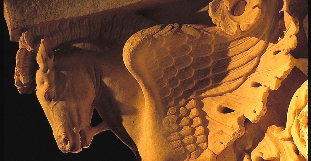 Capitello di lesena corinzieggiante figurato con cavalli alati (Pegasi) Capitello di lesena corinzieggiante figurato con cavalli alati (Pegasi)