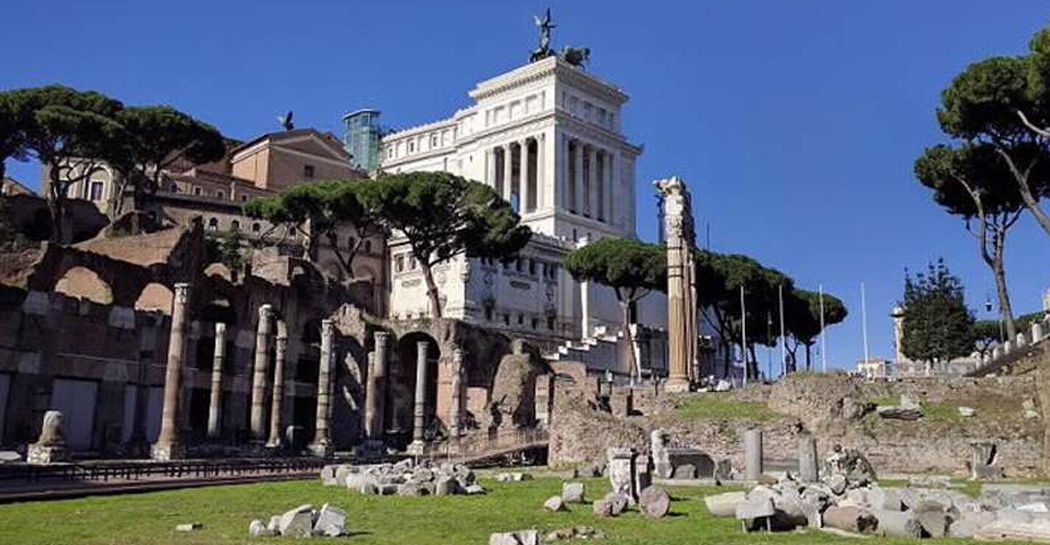 Foro di Cesare: a destra i resti del tempio di Venere Genitrice, restaurato dall’imperatore Traiano. Foro di Cesare: a destra i resti del tempio di Venere Genitrice, restaurato dall’imperatore Traiano.