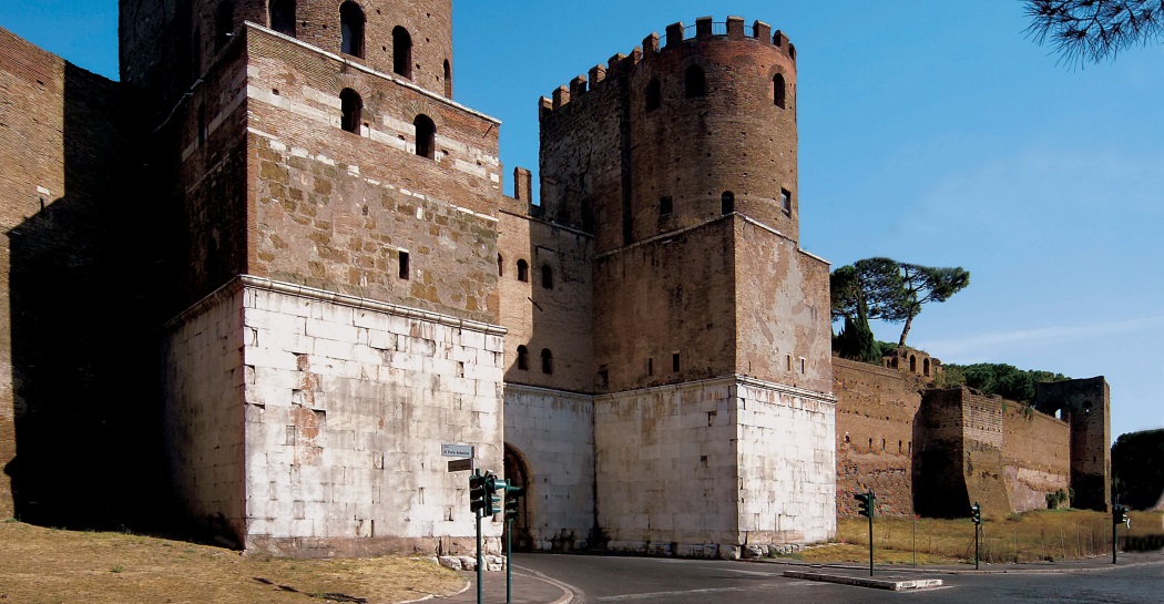 Porta di San Sebastiano con ingresso del Museo Porta di San Sebastiano con ingresso del Museo