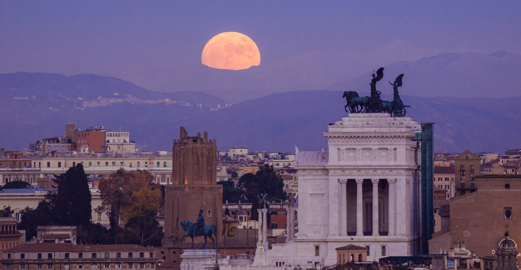 La Luna piena sorge sull’altare della Patria La Luna piena sorge sull’altare della Patria