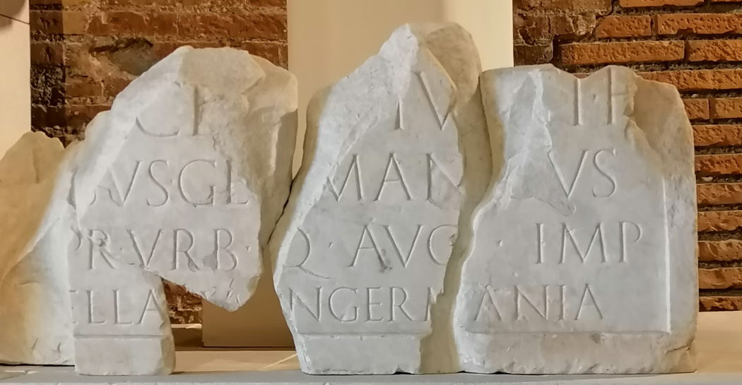 Un racconto..spezzettato! La base di statua con l’iscrizione di Druso (Archivio fotografico del Museo dei Fori Imperiali) Un racconto..spezzettato! La base di statua con l’iscrizione di Druso (Archivio fotografico del Museo dei Fori Imperiali)