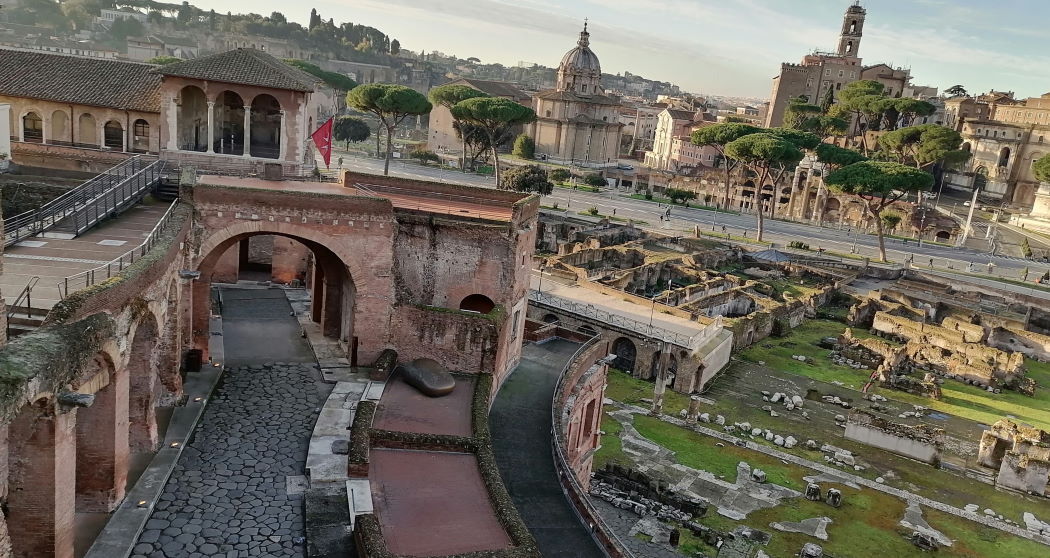 Il tratto della via Biberatica con l’Arcone (Archivio fotografico del Museo dei Fori Imperiali) Il tratto della via Biberatica con l’Arcone (Archivio fotografico del Museo dei Fori Imperiali)