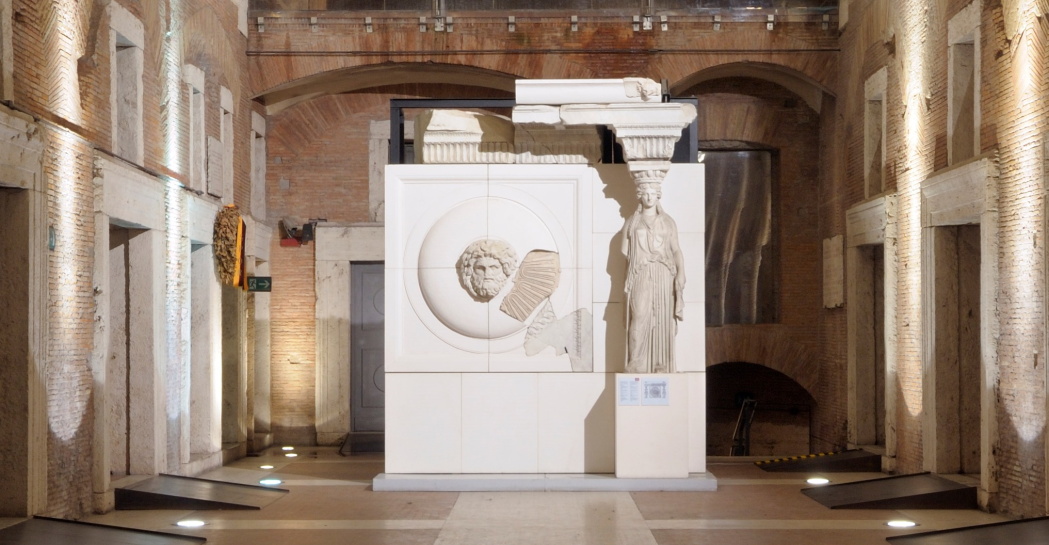 Mercati di Traiano – Grande Aula: Ricomposizione dell'attico dei portici del Foro di Augusto