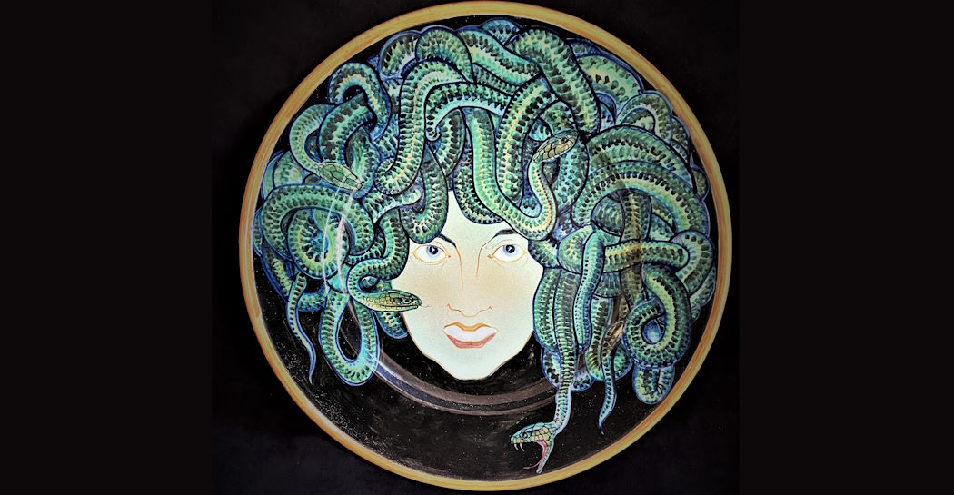 Virgilio Retrosi, Piatto con Medusa, 1928 terracotta dipinta e invetriata, Ø cm 46,5, h cm 7,5 Collezione Fulvia e Jacopo Vizioli Roma Virgilio Retrosi, Piatto con Medusa, 1928 terracotta dipinta e invetriata, Ø cm 46,5, h cm 7,5 Collezione Fulvia e Jacopo Vizioli Roma