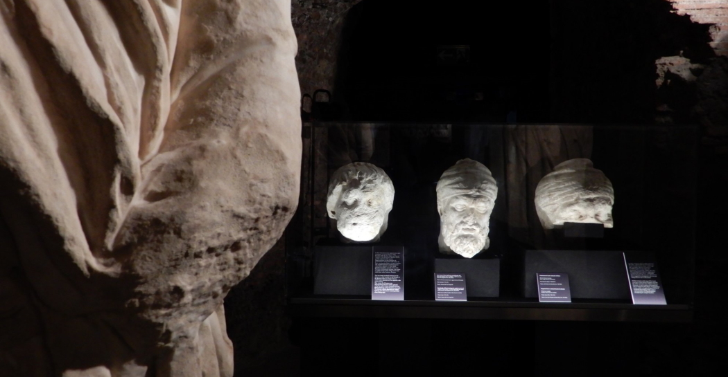 Teste di Daci del Museo dei Fori Imperiali – Mercati di Traiano (Archivio del Museo dei Fori Imperiali) Teste di Daci del Museo dei Fori Imperiali – Mercati di Traiano (Archivio del Museo dei Fori Imperiali)