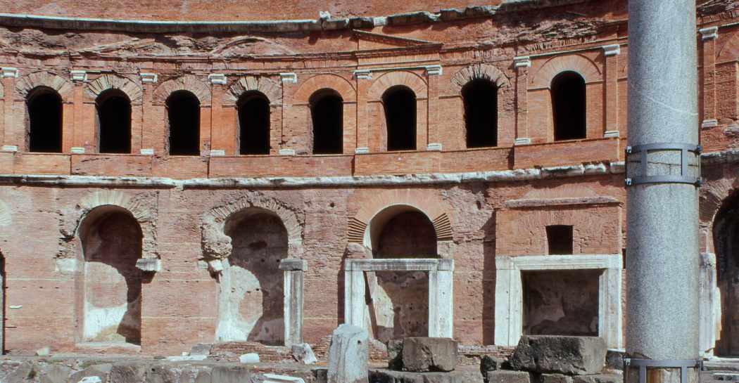 Particolare del Grande Emicico dal portico orientale del Foro di Traiano Particolare del Grande Emicico dal portico orientale del Foro di Traiano