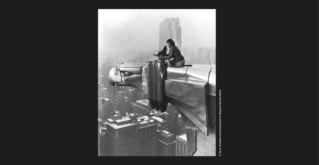 Margaret Bourke-White ritratta da Oscar Graubner mentre scatta una foto, in equilibrio sopra il gargoyle su cui affacciava il suo studio, al sessantunesimo piano del Chrysler Building, New York, USA, 1935 Margaret Bourke-White ritratta da Oscar Graubner mentre scatta una foto, in equilibrio sopra il gargoyle su cui affacciava il suo studio, al sessantunesimo piano del Chrysler Building, New York, USA, 1935