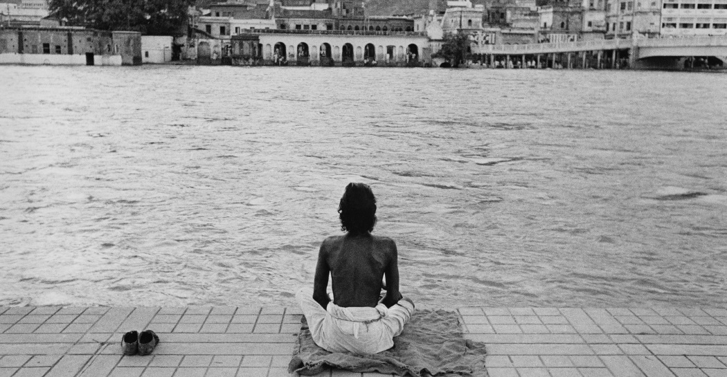 Calogero Cascio, Meditazione in riva al Gange. Haridwar, India, 1960. Archivio Cascio, Roma Calogero Cascio, Meditazione in riva al Gange. Haridwar, India, 1960. Archivio Cascio, Roma