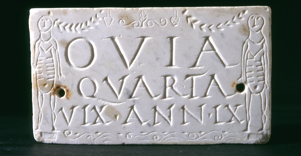 La tabellina di colombario di Ovia Quarta con la rappresentazione delle larvae, Musei Capitolini, Galleria Lapidaria La tabellina di colombario di Ovia Quarta con la rappresentazione delle larvae, Musei Capitolini, Galleria Lapidaria
