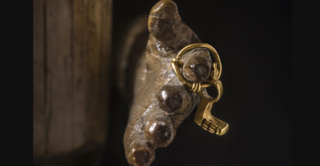 La bambolina di Crepereia Tryphaena, particolare della mano con piccola chiave La bambolina di Crepereia Tryphaena, particolare della mano con piccola chiave