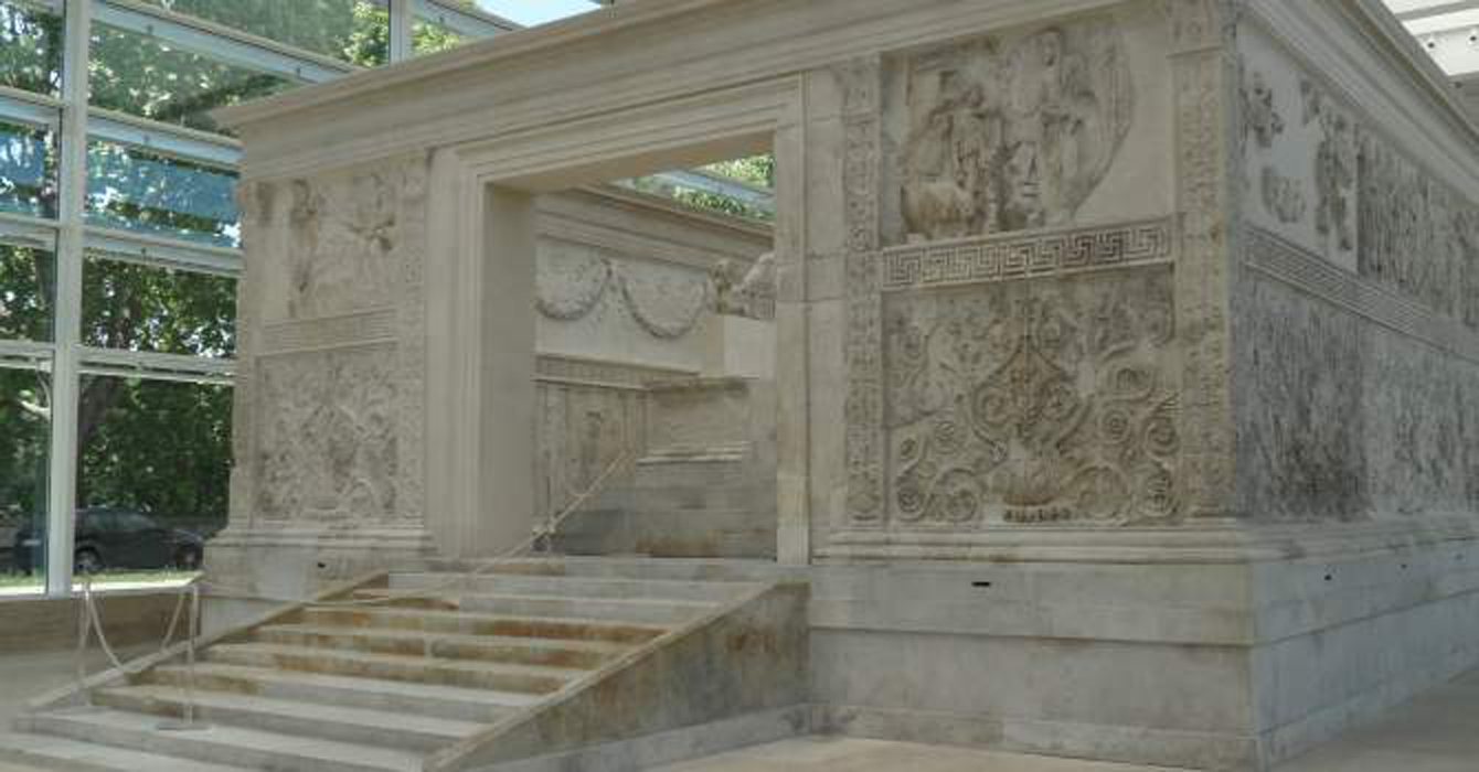 Prospetto occidentale dell'Ara Pacis verso il Campo Marzio Prospetto occidentale dell'Ara Pacis verso il Campo Marzio