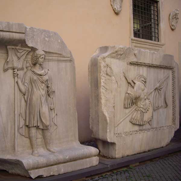 Rilievi con province e trofei d'armi dal tempio di Adriano nel Cortile del Palazzo dei Conservatori Rilievi con province e trofei d'armi dal tempio di Adriano nel Cortile del Palazzo dei Conservatori