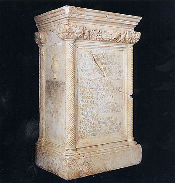 Ara funeraria di Vettius Agorius Praetextatus e Aconia Fabia Paulina