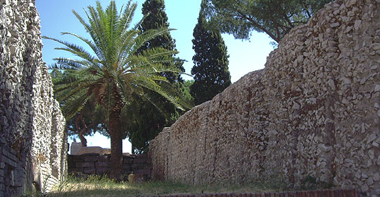 Strutture murarie nel giardino dell'Aracoeli Strutture murarie nel giardino dell'Aracoeli