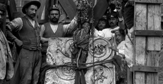 Roma 1903. Scavo dell'Ara Pacis, recupero di una grande lastra a girali