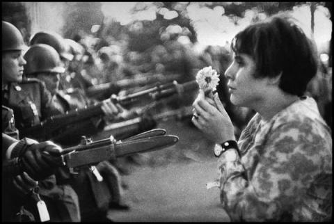 1. Marc Riboud: Jan Rose Kasmir affronta la Guardia nazionale americana davanti al Pentagono durante una manifestazione contro la guerra del Vietnam, Washington DC, 1967.  © Marc Riboud/Magnum Photos/Contrasto