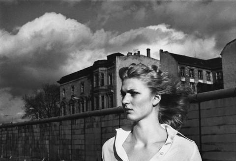 10.  Helmut Newton  Il muro di Berlino, Berlino 1977 Berlin Wall, Berlin 1977  © Helmut Newton Foundation 