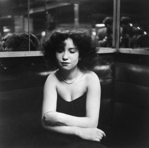 Robert Doisneau, Mademoiselle Anita, cabaret « La Boule Rouge », rue de Lappe, Paris, 1950, © Robert Doisneau Robert Doisneau, Mademoiselle Anita, cabaret « La Boule Rouge », rue de Lappe, Paris, 1950, © Robert Doisneau
