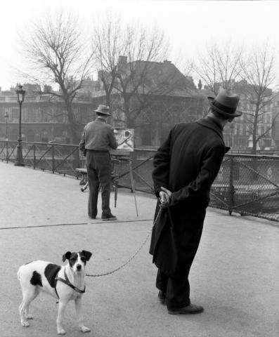 Robert Doisneau, Fox-terrier au Pont des Arts, Paris, 1953, © Robert Doisneau Robert Doisneau, Fox-terrier au Pont des Arts, Paris, 1953, © Robert Doisneau