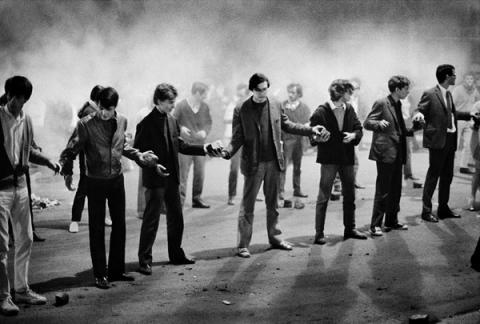 5. Bruno Barbey: Un gruppo di studenti forma una catena per passare i ciottoli di una barricata a rue Gay-Lussac. Parigi, 10 maggio 1968. ©Bruno Barbey /Magnum Photos/Contrasto