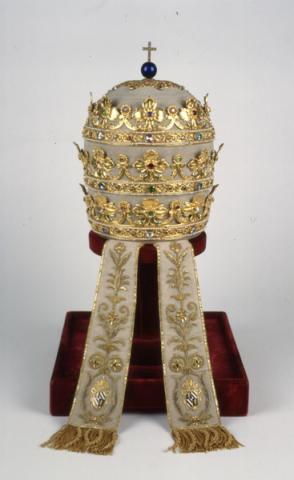 Borgognone (orafo), Triregno di Papa Gregorio XVI maglia d’argento, feltro, seta, oro, gemme, smalti, Città del Vaticano, Ufficio Celebrazioni Liturgiche, Sacrestia pontificia