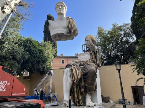 Foto 9353 © Francesco Cigognetti Factum Foundation - Factum Foundation allestisce la ricostruzione del Colosso di Costantino nel cortile di Villa Caffarelli, 2024 Foto 9353 © Francesco Cigognetti Factum Foundation - Factum Foundation allestisce la ricostruzione del Colosso di Costantino nel cortile di Villa Caffarelli, 2024