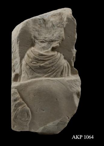 Frammento dal fregio sud del Partenone con giovane e bovino. Da Atene, Acropoli,  Marmo pentelico, 447-438 a.C., Atene, Museo dell’Acropoli, inv. Acr. 1064. © Hellenic Ministry of Culture /Acropolis Museum