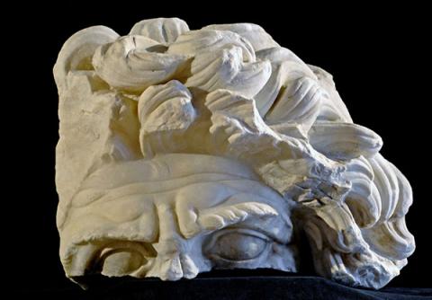 Frammento di scudo (clipeo) con testa di Giove (parte superiore).