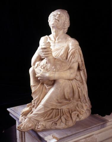 Statua di ??Vecchia ebbra?? Statua di ??Vecchia ebbra??