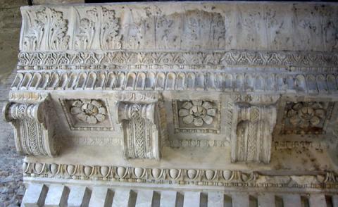 Grande frammento di architrave Grande frammento di architrave