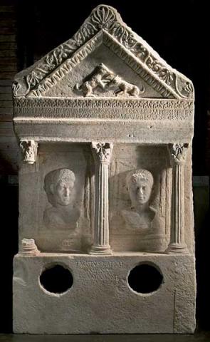 Cinerario a forma di edicola con i ritratti dei defunti Cinerario a forma di edicola con i ritratti dei defunti