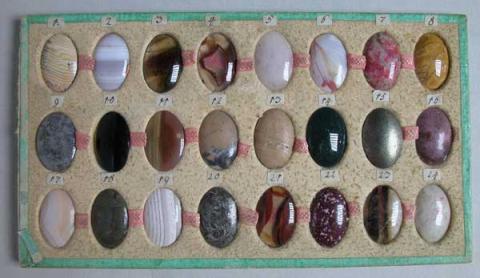 Astuccio in forma di libro con campioni di agate Astuccio in forma di libro con campioni di agate