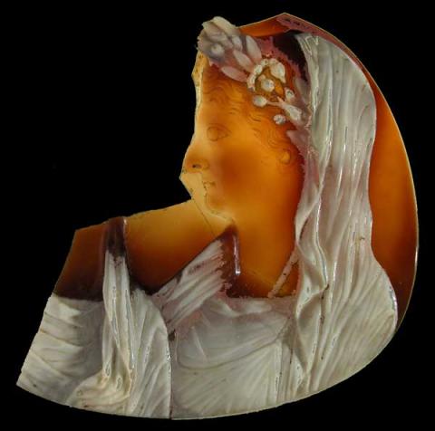 Cammeo con l'imperatrice Livia velata accanto ad un altro personaggio della famiglia imperiale (Augusto?) Cammeo con l'imperatrice Livia velata accanto ad un altro personaggio della famiglia imperiale (Augusto?)