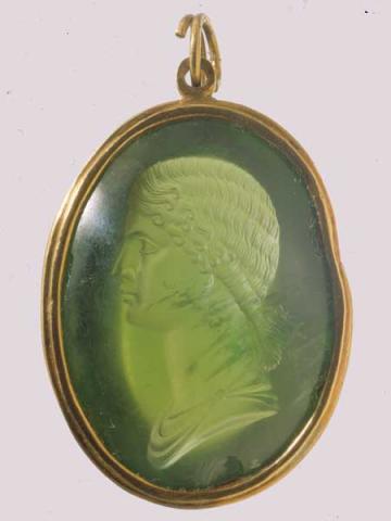 Medaglione con intaglio: busto femminile (Agrippina o Antonia?) Medaglione con intaglio: busto femminile (Agrippina o Antonia?)