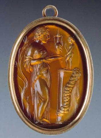 Medaglione con intaglio: sacerdotessa e statuetta di Apollo su pilastro Medaglione con intaglio: sacerdotessa e statuetta di Apollo su pilastro