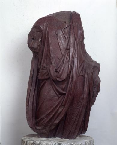 Statua panneggiata acefala in porfido Statua panneggiata acefala in porfido