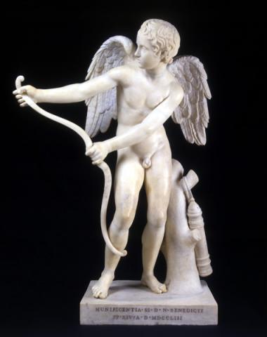 Statua di Eros che incorda l'arco Statua di Eros che incorda l'arco