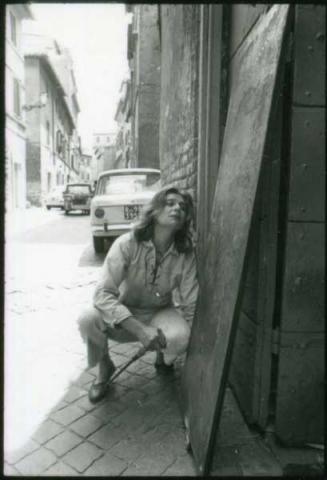 Beverly Pepper al suo studio in Vicolo del Cinque, Trastevere, Roma, anni ‘60 - Foto di Gianfranco Gorgoni (all rights reserved)