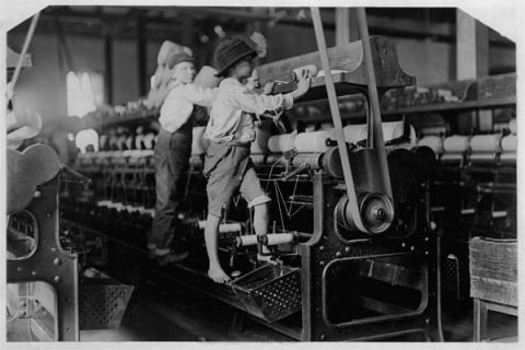 Lewis Hine, Bambini al lavoro in una fabbrica tessile, Macon, Georgia, 1909 Lewis Hine, Bambini al lavoro in una fabbrica tessile, Macon, Georgia, 1909