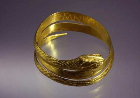 Bracciale in oro con iscrizione incisa, Moregine. Ministero dei beni e delle attività culturali e del turismo - Soprintendenza Speciale Pompei Bracciale in oro con iscrizione incisa, Moregine. Ministero dei beni e delle attività culturali e del turismo - Soprintendenza Speciale Pompei