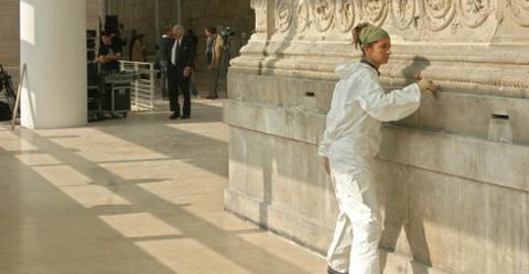 Interventi di manutenzione all'Ara Pacis Interventi di manutenzione all'Ara Pacis